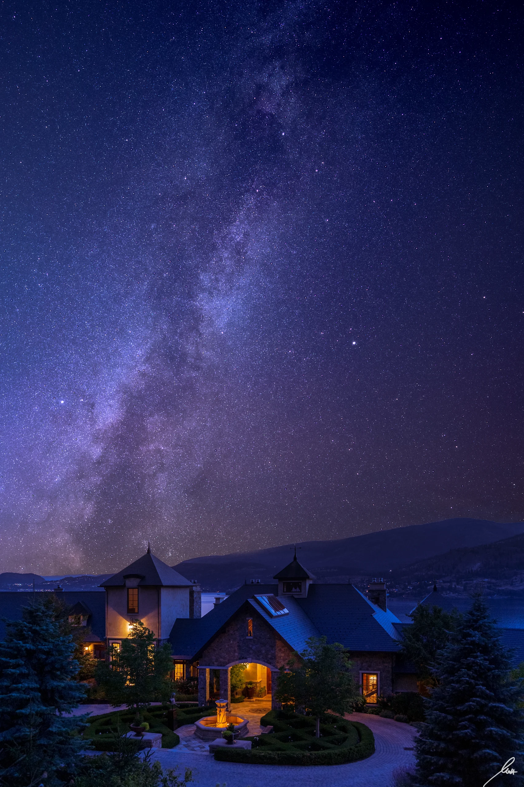 Château Okanagan at night under the Milky Way