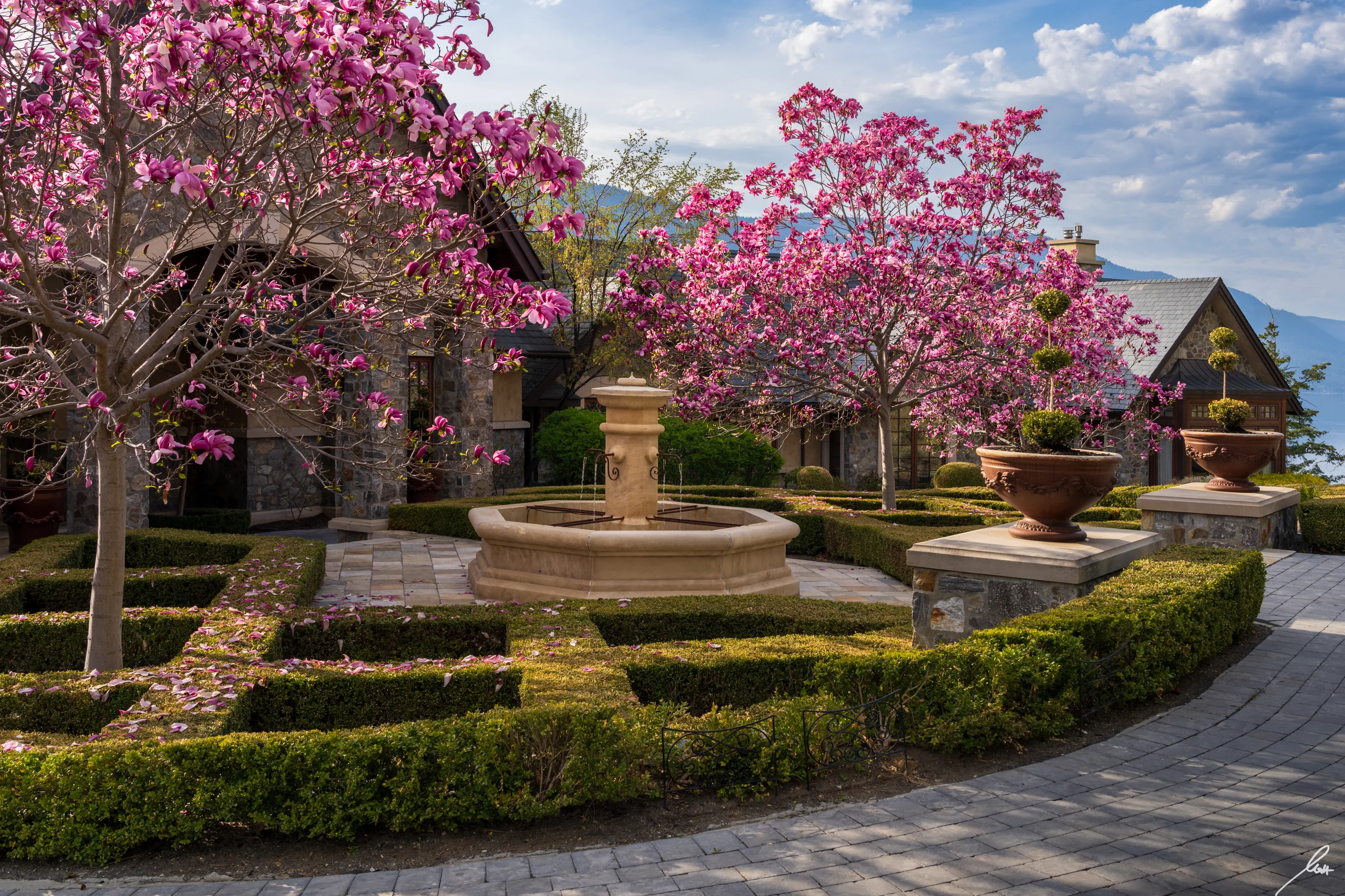 Château Okanagan courtyard in bloom